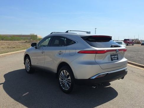 Used 2021 Toyota Venza Limited image 8