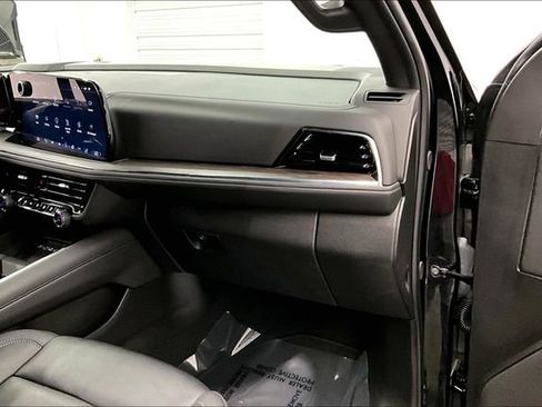 Used 2025 Chevrolet Suburban Z71 image 18