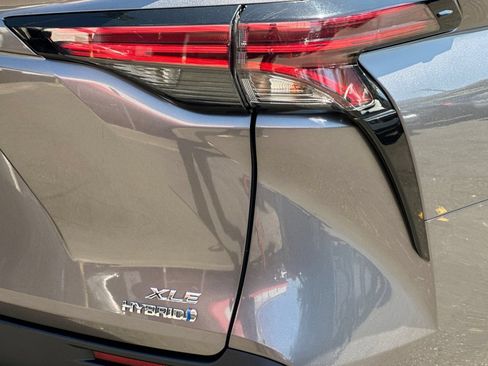 Used 2022 Toyota Sienna XLE w/ XLE Plus Package FWD image 29