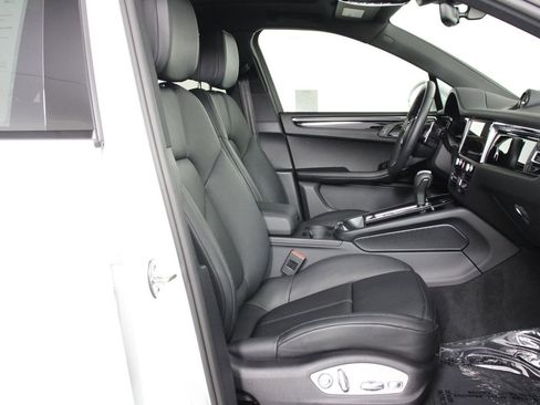 Certified 2026 Porsche Macan AWD/4WD image 31