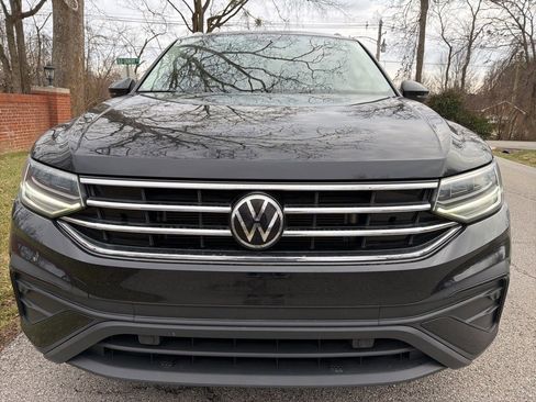 Used 2022 Volkswagen Tiguan SE w/ Panoramic Sunroof Package image 2