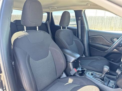 Used 2019 Jeep Cherokee Latitude w/ Popular Appearance Group image 31