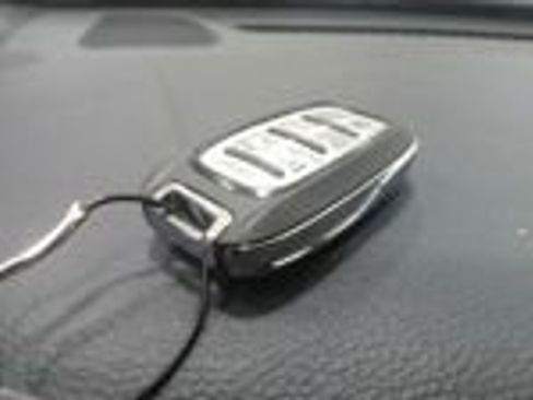 Used 2025 Chrysler Pacifica Limited image 8