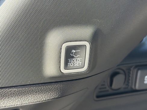 Used 2025 Jeep Grand Cherokee Limited AWD/4WD image 12