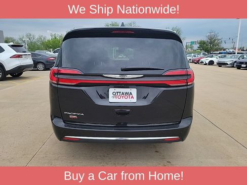 Used 2024 Chrysler Pacifica Touring-L FWD image 6