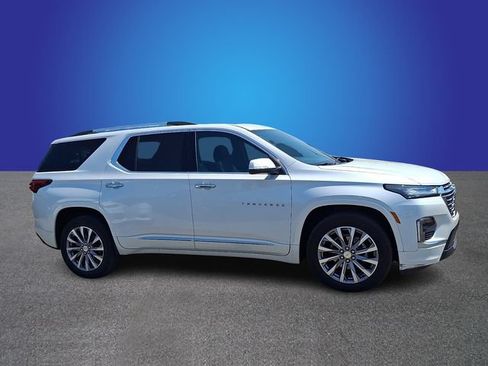 Used 2023 Chevrolet Traverse Premier FWD image 3