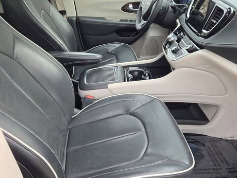 Used 2024 Chrysler Pacifica Limited FWD image 6