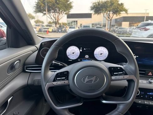 Used 2025 Hyundai Elantra SEL FWD image 19