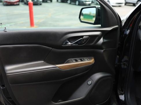 Used 2018 GMC Acadia SLE w/ LPO, Black Accent Package image 9