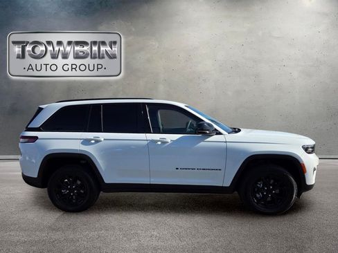 Used 2025 Jeep Grand Cherokee Laredo RWD image 3