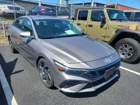 Used 2025 Hyundai Elantra SEL FWD image 1