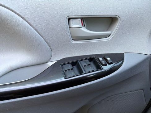 Used 2013 Toyota Sienna LE FWD image 15