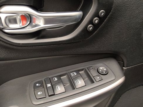 Used 2021 Jeep Cherokee Limited image 27