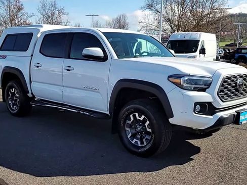 Used 2022 Toyota Tacoma TRD Off-Road w/ TRD Premium Off Road Package image 2