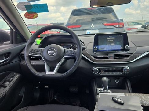 Used 2025 Nissan Altima 2.5 SV FWD image 7