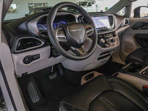 Used 2023 Chrysler Pacifica Touring-L FWD image 11