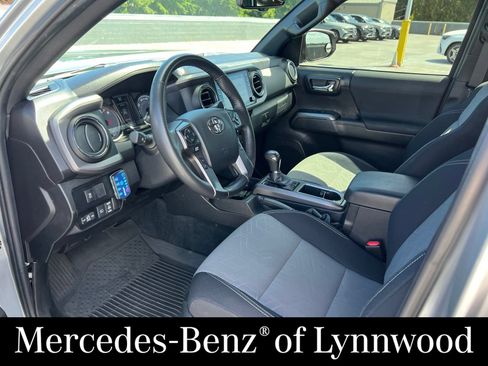 Used 2022 Toyota Tacoma TRD Off-Road AWD/4WD image 12