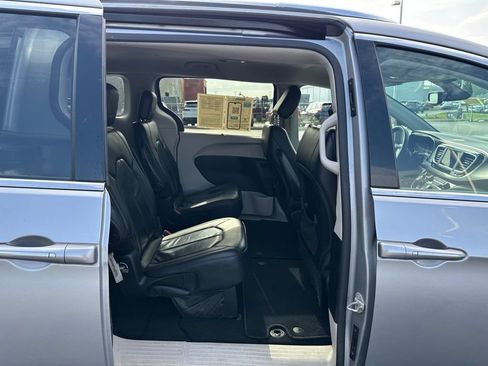 Used 2018 Chrysler Pacifica Touring-L FWD image 34