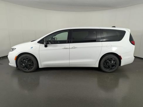 Used 2024 Chrysler Pacifica Limited FWD image 5