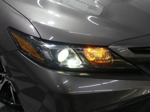 Used 2022 Toyota Camry SE w/ Cold Weather Package FWD image 15