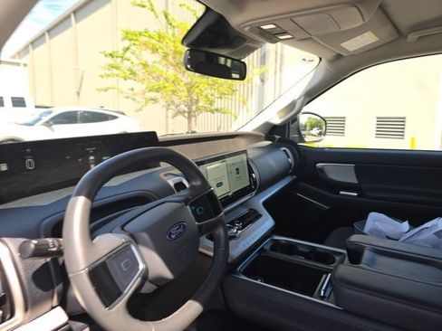 Used 2025 Ford Expedition Active RWD image 9
