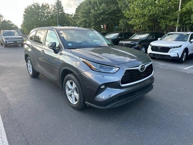 Used 2025 Toyota Highlander LE FWD image 8