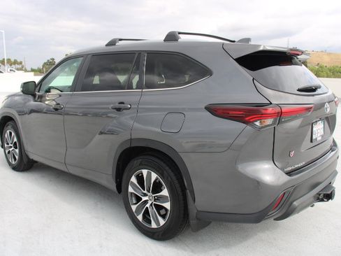 Certified 2024 Toyota Highlander XLE image 6