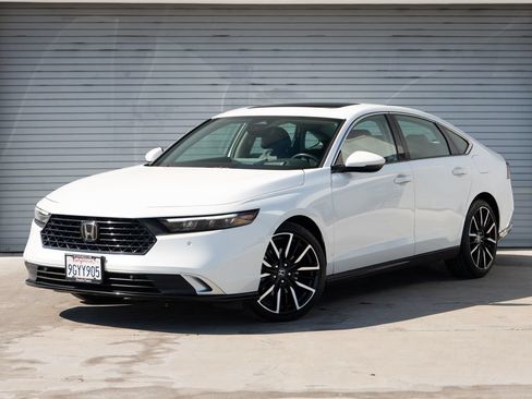 Used 2023 Honda Accord Touring image 3