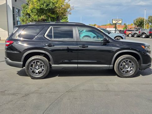 Used 2025 Honda Pilot TrailSport image 3