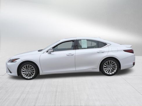 Used 2019 Lexus ES 300h w/ Accessory Package 2 image 4
