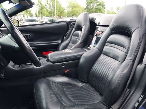 Used 2000 Chevrolet Corvette Convertible w/ Memory Pkg RWD image 30