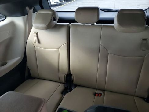 Used 2024 Toyota Sienna LE FWD image 11