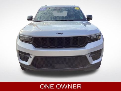 Used 2025 Jeep Grand Cherokee Altitude AWD/4WD image 3