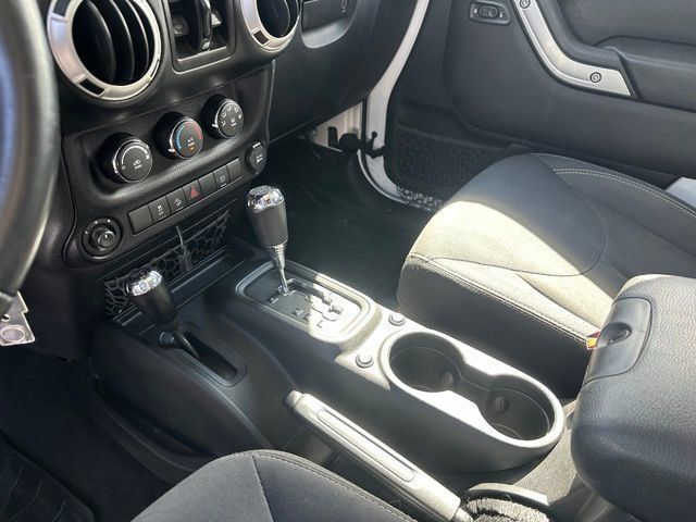 Used 2016 Jeep Wrangler Unlimited Sahara w/ Connectivity Group AWD/4WD image 24