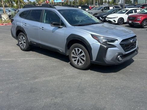 Used 2025 Subaru Outback Premium AWD/4WD image 5