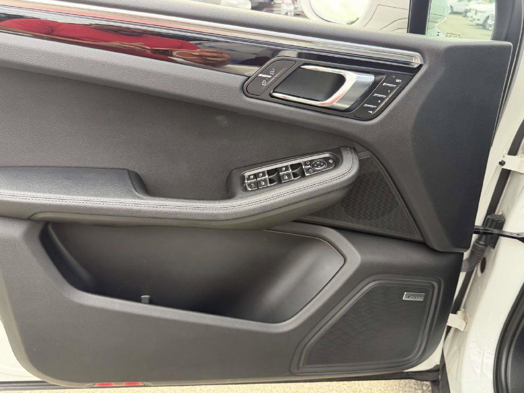 Used 2022 Porsche Macan AWD/4WD image 26