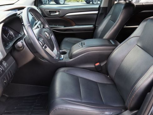 Used 2019 Toyota Highlander XLE FWD image 21