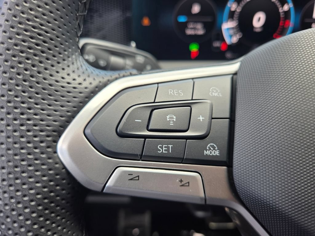 Used 2025 Volkswagen Tiguan SE R-Line AWD/4WD image 19