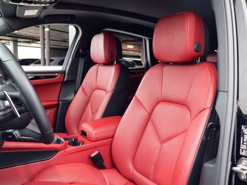 Certified 2025 Porsche Macan image 5