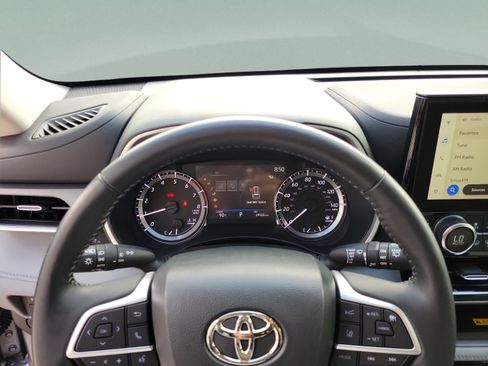 Used 2023 Toyota Highlander XLE FWD image 19