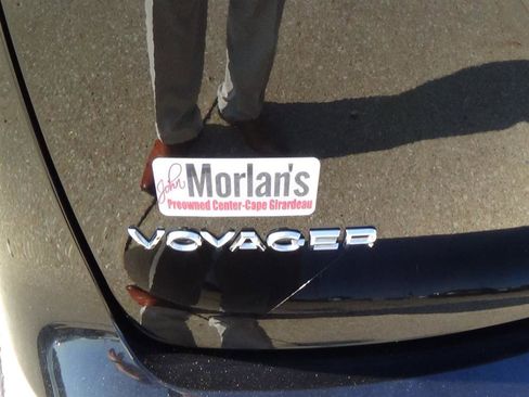 Used 2023 Chrysler Voyager LX image 10