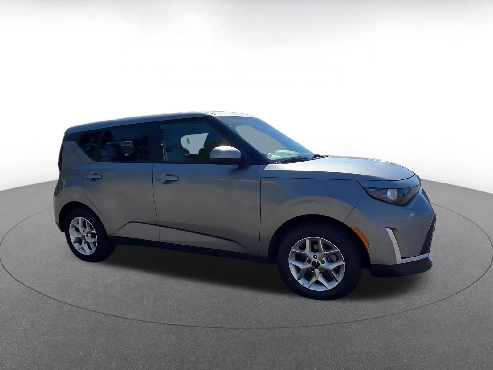 Used 2025 Kia Soul LX w/ LX Technology Package FWD image 2