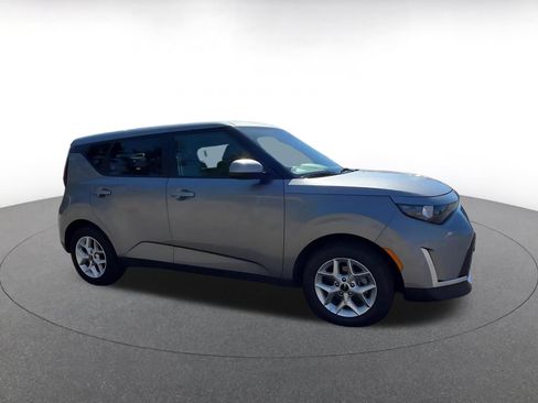 Used 2025 Kia Soul LX w/ LX Technology Package FWD image 2