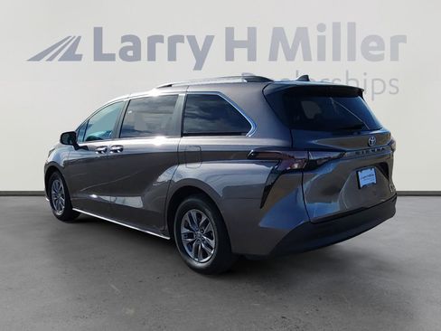 Certified 2023 Toyota Sienna XLE image 3