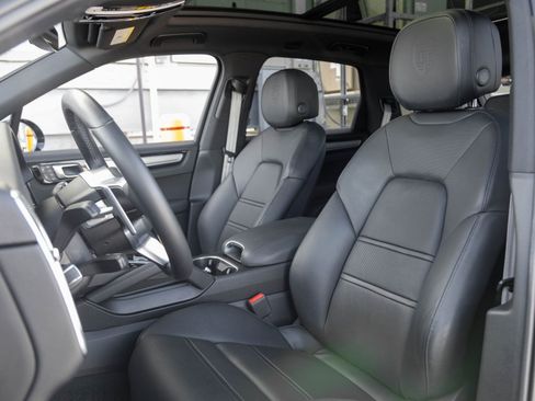 Used 2022 Porsche Cayenne Platinum Edition image 5