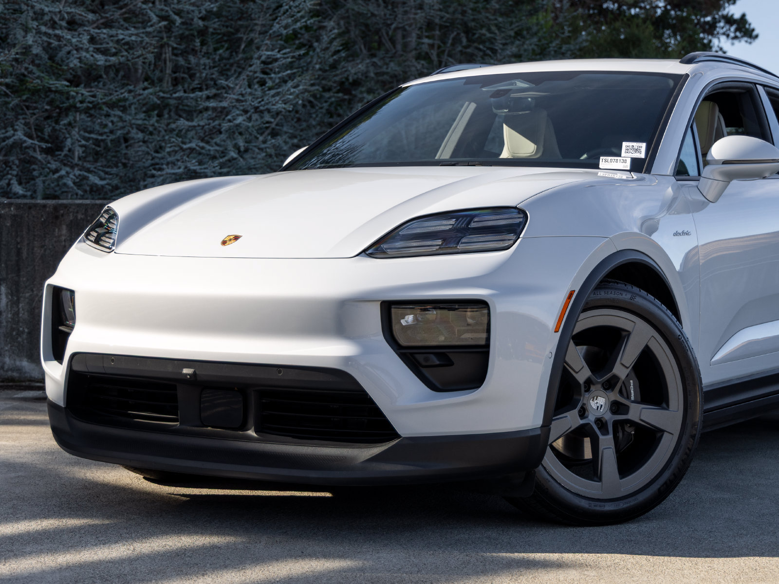 Certified 2025 Porsche Macan Electric RWD image 7