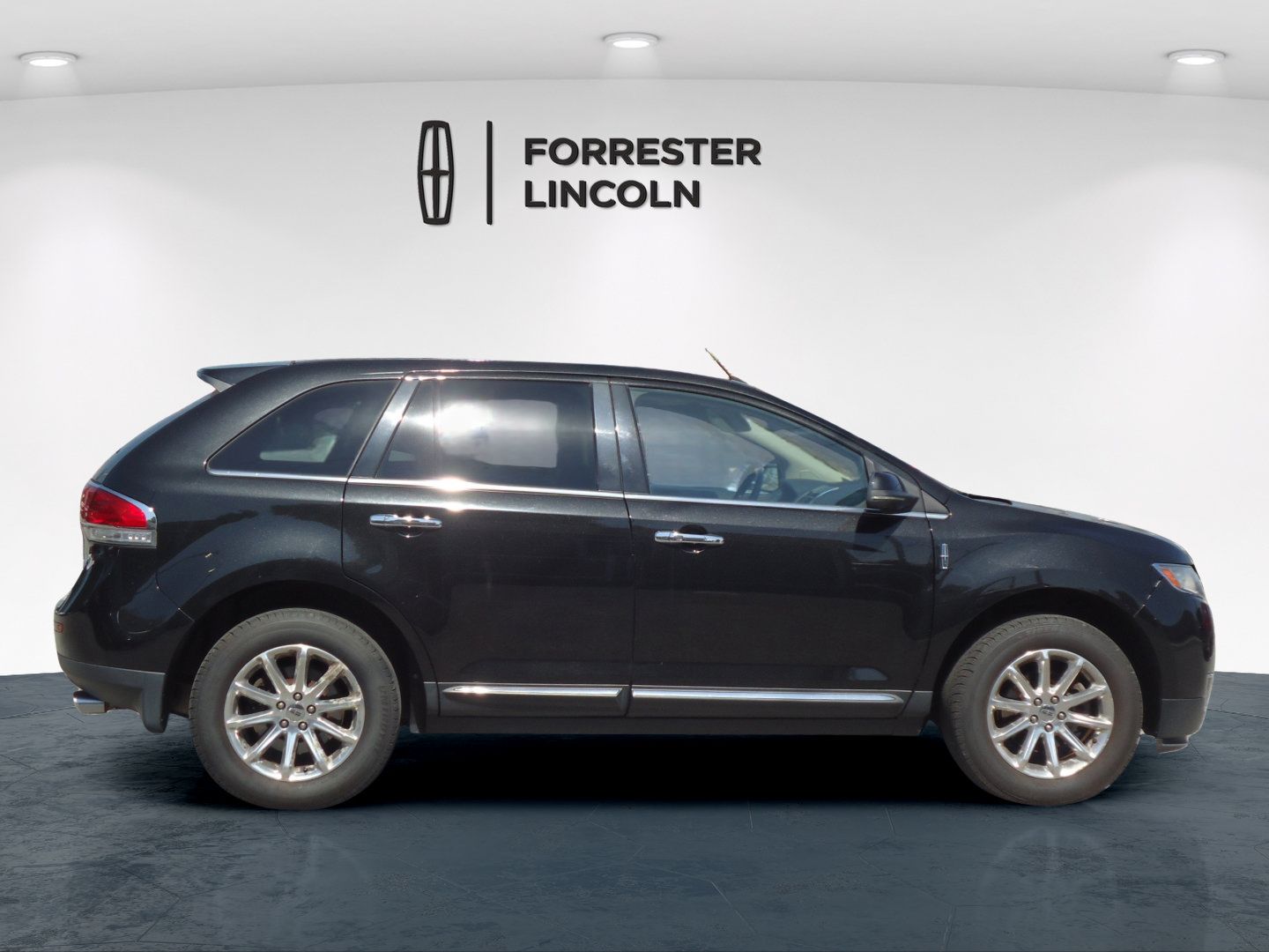 Used 2013 Lincoln MKX AWD image 2