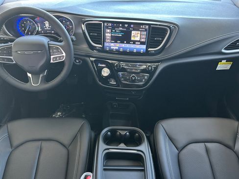 New 2027 Chrysler Pacifica Select FWD image 13