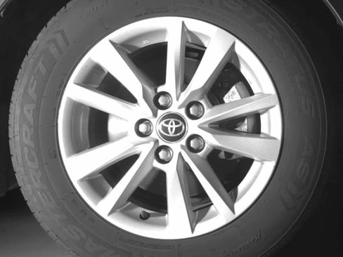 Used 2025 Toyota Camry LE image 4