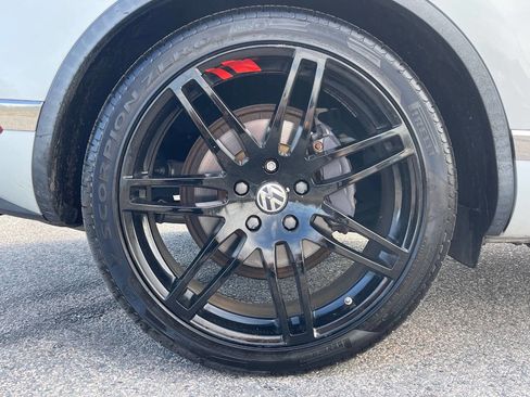 Used 2016 Volkswagen Touareg VR6 image 14